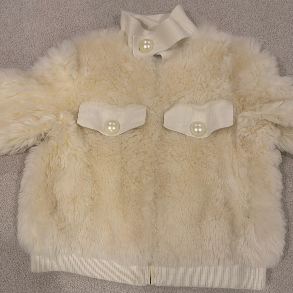 Max shearling (integrated wool and leather), imported from Spain.